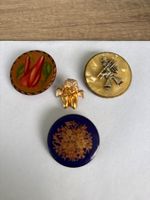 Vier verschiedene Ansteck PIN