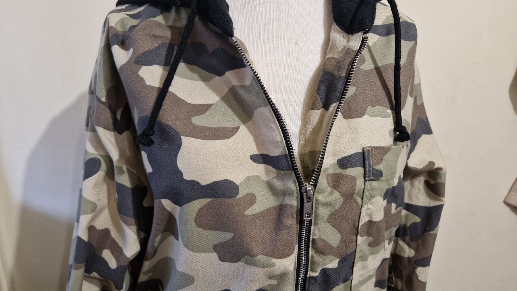 H&M Giacche: Camouflage-Jacke mit schwarzer Kapuze – Nuovo (secondo la descrizione) da Oberengstringen venduto da Sheera7 1