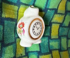 Puppenstube, hübsche Porzellan Uhr, Blumen und Gold verziert