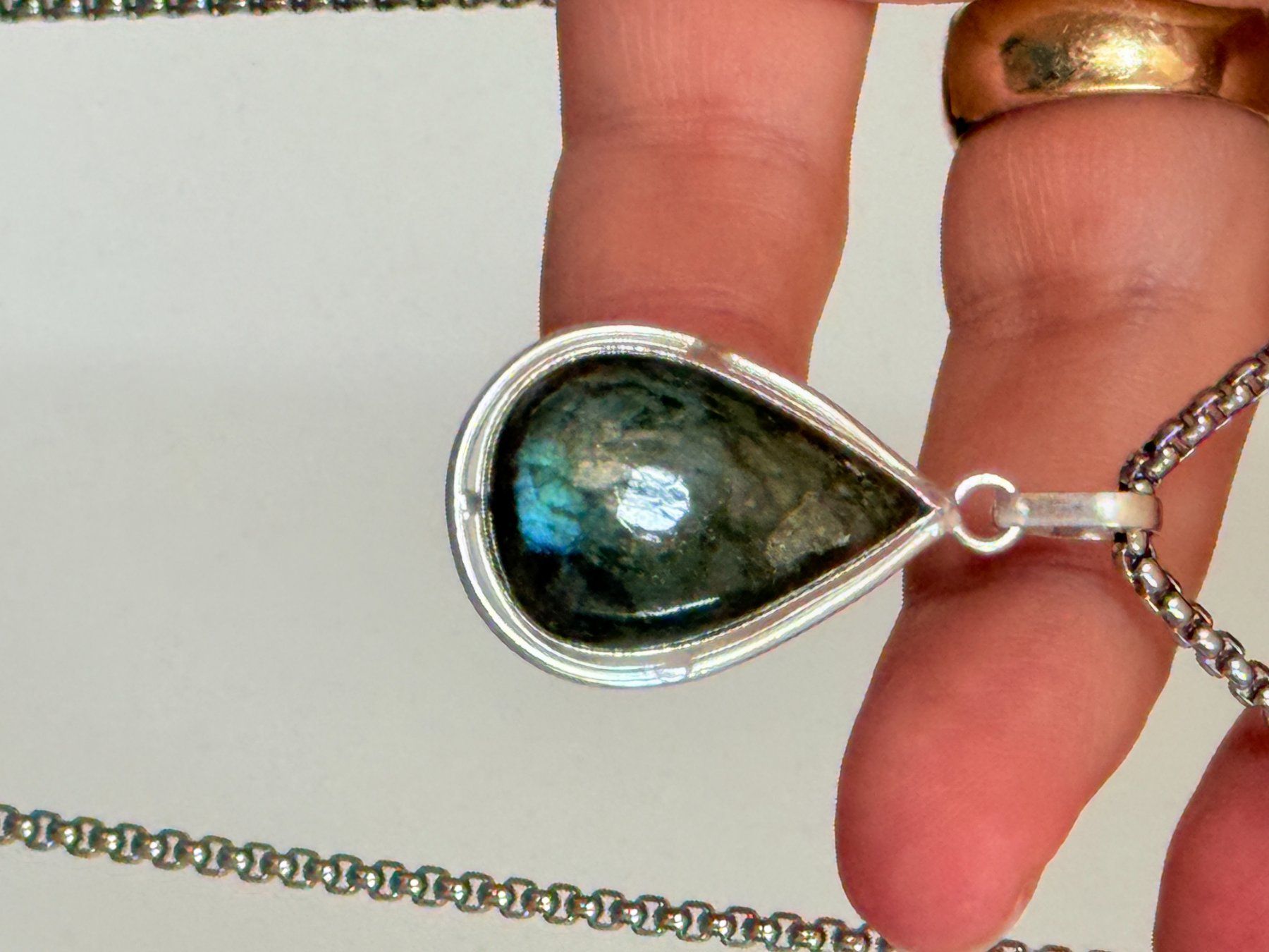 Catenine: Pendentif Labradorite Argenté Goutte Neuf – Nuovo e nell'imballaggio originale da Genève venduto da AGBERG 1