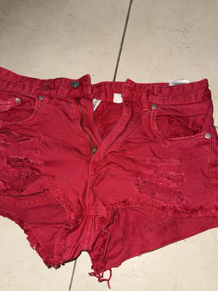 Pantaloni: Rote Jeansshorts Gr. 38 – Usato da Kreuzlingen venduto da sop_kxw5