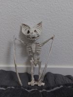 Skelettfledermaus mit beweglichen Flügeln 27cm Halloweendeko