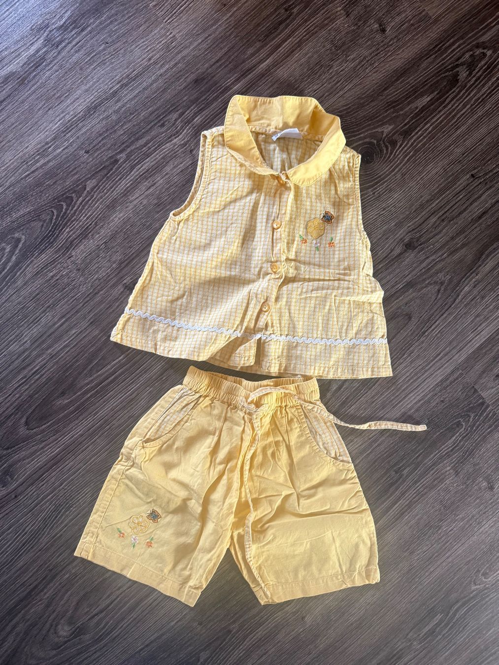 Lotti & Set di vestiti: Ensemble fille 86 – Usato da Chermignon-Bas venduto da mioumiou34