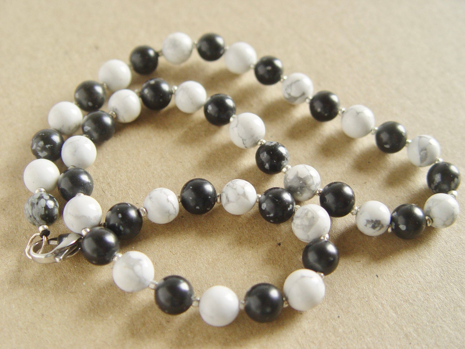 Catenine: Collier Magnesit und Obsidian – Nuovo (secondo la descrizione) da Henggart venduto da gernli