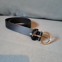 Ceinture fine noire avec boucle argentée