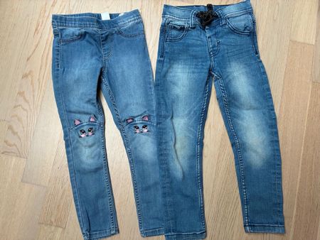 Zwei Mädchen Jeans Hosen blau mit Applikation getragen