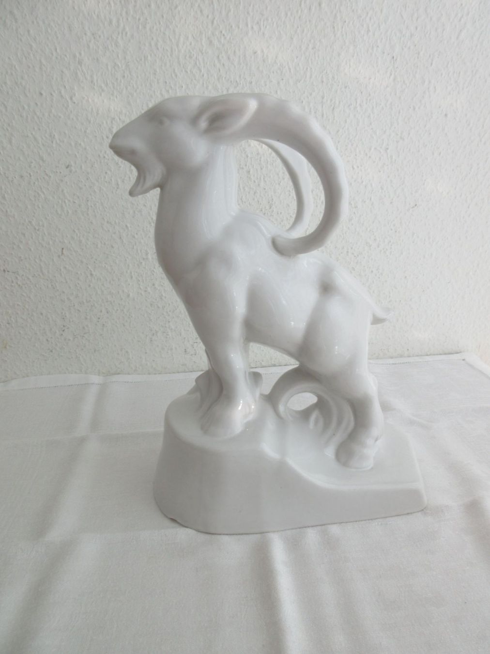 Statuette: Laufen Keramik - Weisser Steinbock – Usato da Binningen venduto da mondoantico