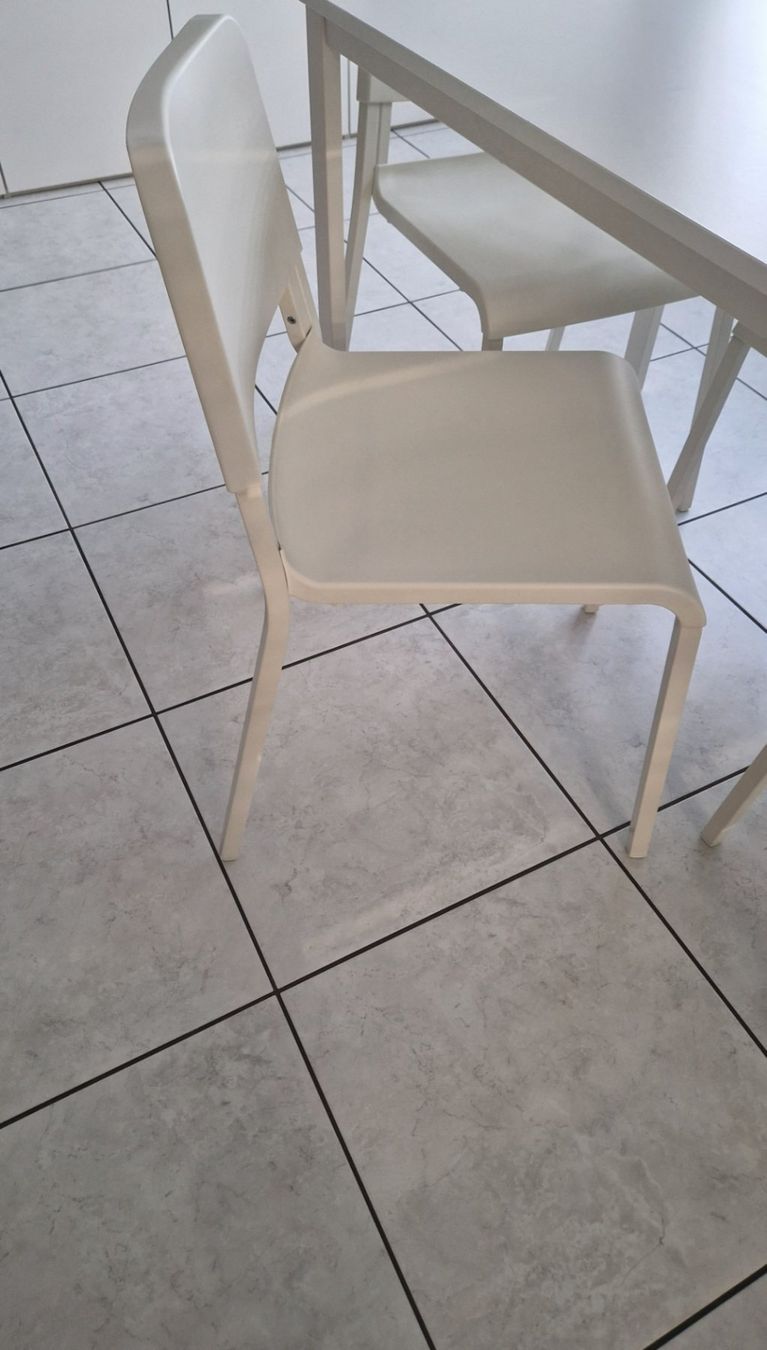 Ikea Set di tavolo e panche: Esstisch VIHALS weiss mit 4 Stühlen gebraucht – Usato da Zuchwil venduto da jos_k2hs 1
