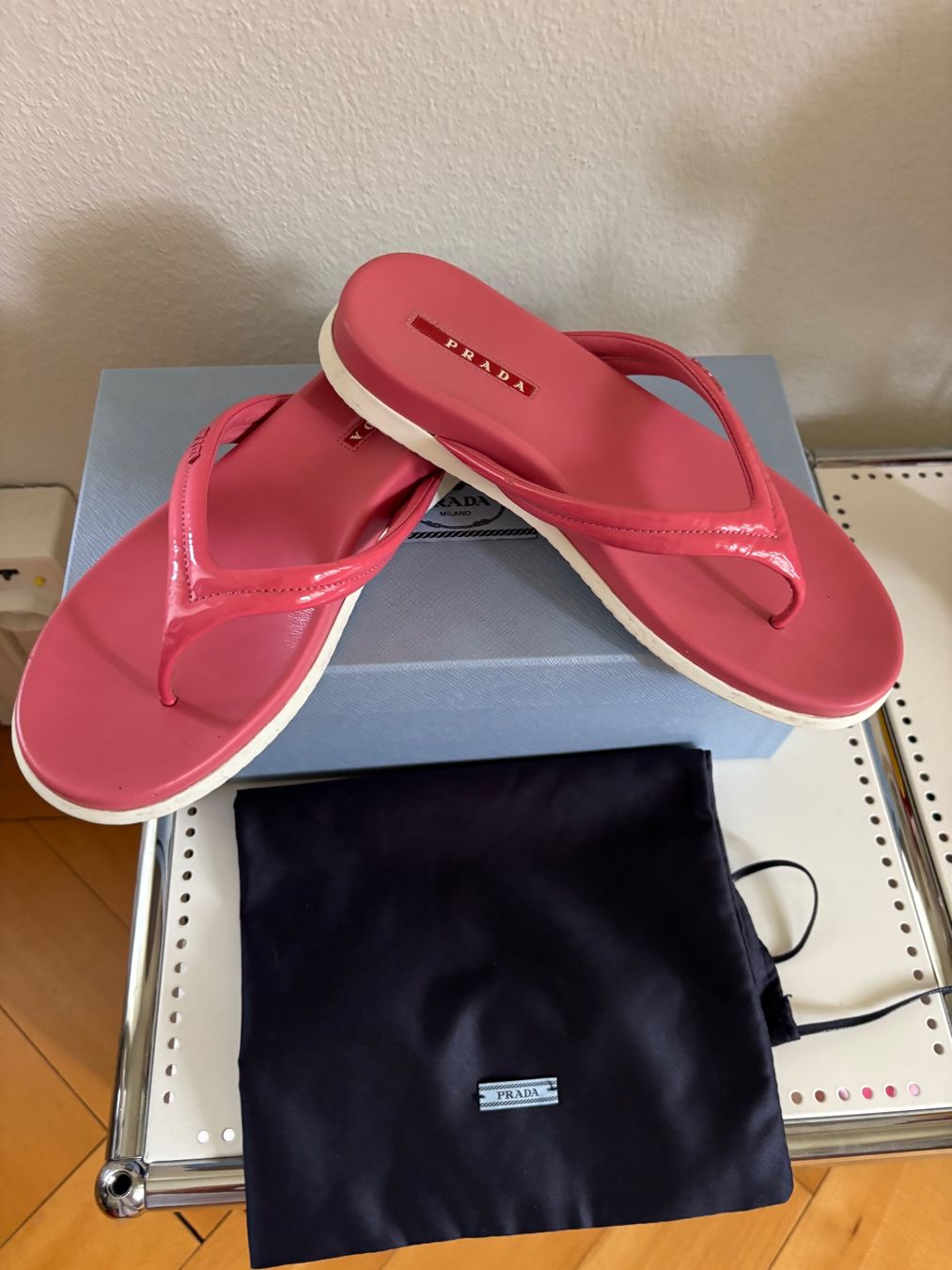 Prada Chaussures femmes: Prada Sandalen / Flipflops ,Gr.38.5, cool, Np:570.- – D'occasion à St.Gallen par shiwi12