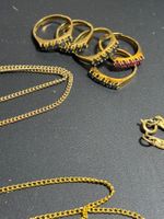 Ketten vergoldet und fünf Ringe Silber 800 vergoldet