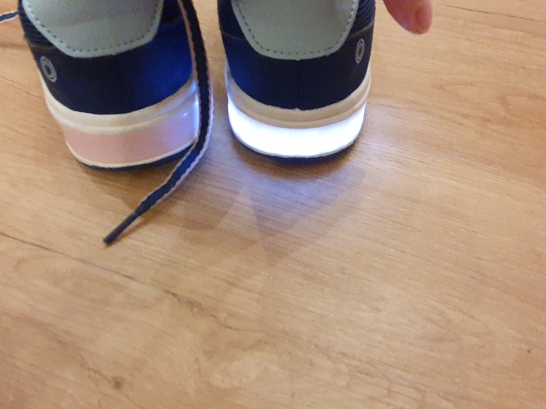 Schuhe für Mädchen: Sneaker Gr. 31, blau mit Leuchtfunktion – Neu (gemäss Beschreibung) aus Heinrichswil von frankie19860 4