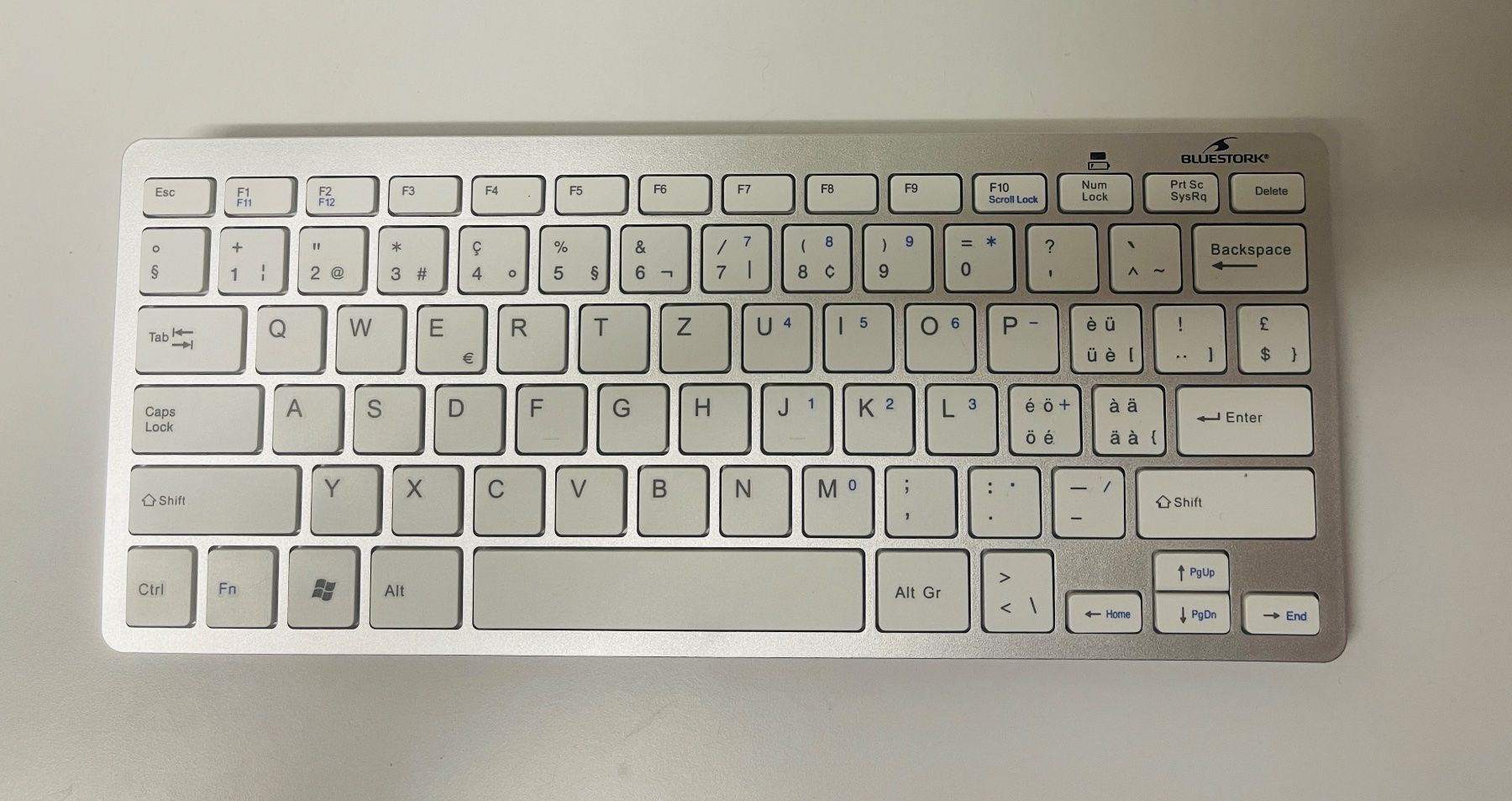 Tastaturen: Bluestork Tastatur BS-KB-MICRO/BT/CH gebraucht silber – Gebraucht aus Dänikon ZH von Baeriswyl