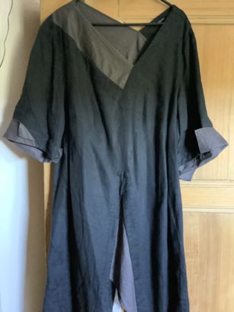 Schwarzes Leinenkleid mit Schlitz von Liebbeding