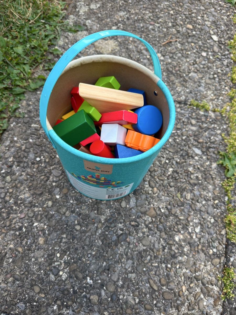 Jouets: Holzbausteine im Eimer, bunt, gebraucht – D'occasion à Oberglatt ZH par seh_lw75