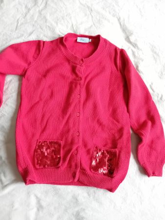 Rote Strickjacke, 128