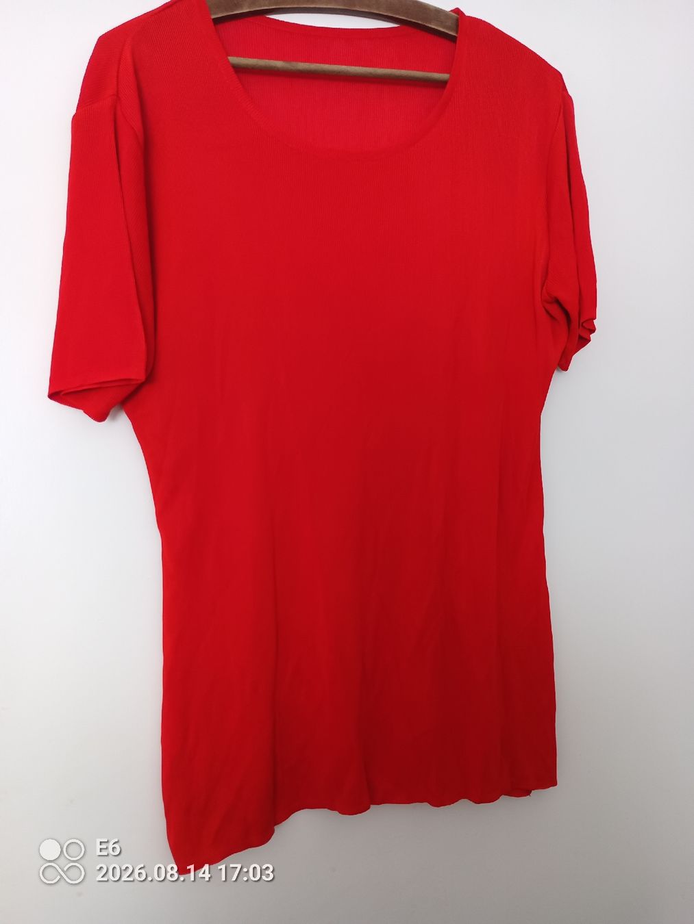 T-shirt: Rotes Shirt – Usato da Zürich venduto da Mitzi6