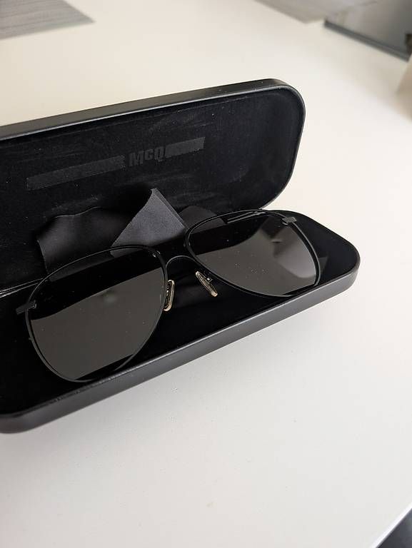 Occhiali & Lenti: Lunettes de soleil designer Alexander McQueen – Nuovo e nell'imballaggio originale da Crissier venduto da cel_x7b7