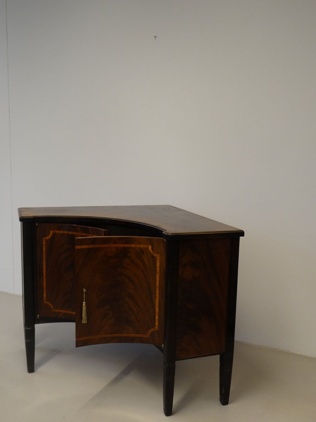 Cassettiere: Einzigartige Art Deco Eck-Kommode Bar Schrank (HE33) – Usato da Basel venduto da B.W.B. 3