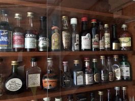 Bar décoratif suspendu avec 67 mini bouteilles d'eau de vie