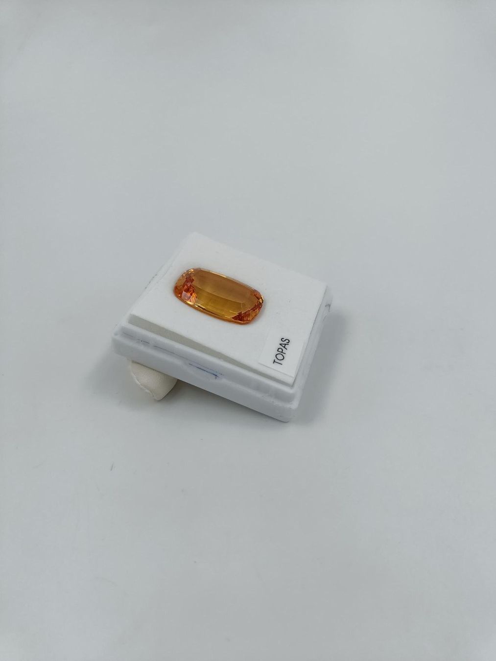 Pietre preziose: 1 HONIGGOLDFARBENER TOPAS 69.58 CT. – Usato da Luzern venduto da EdiGem 2