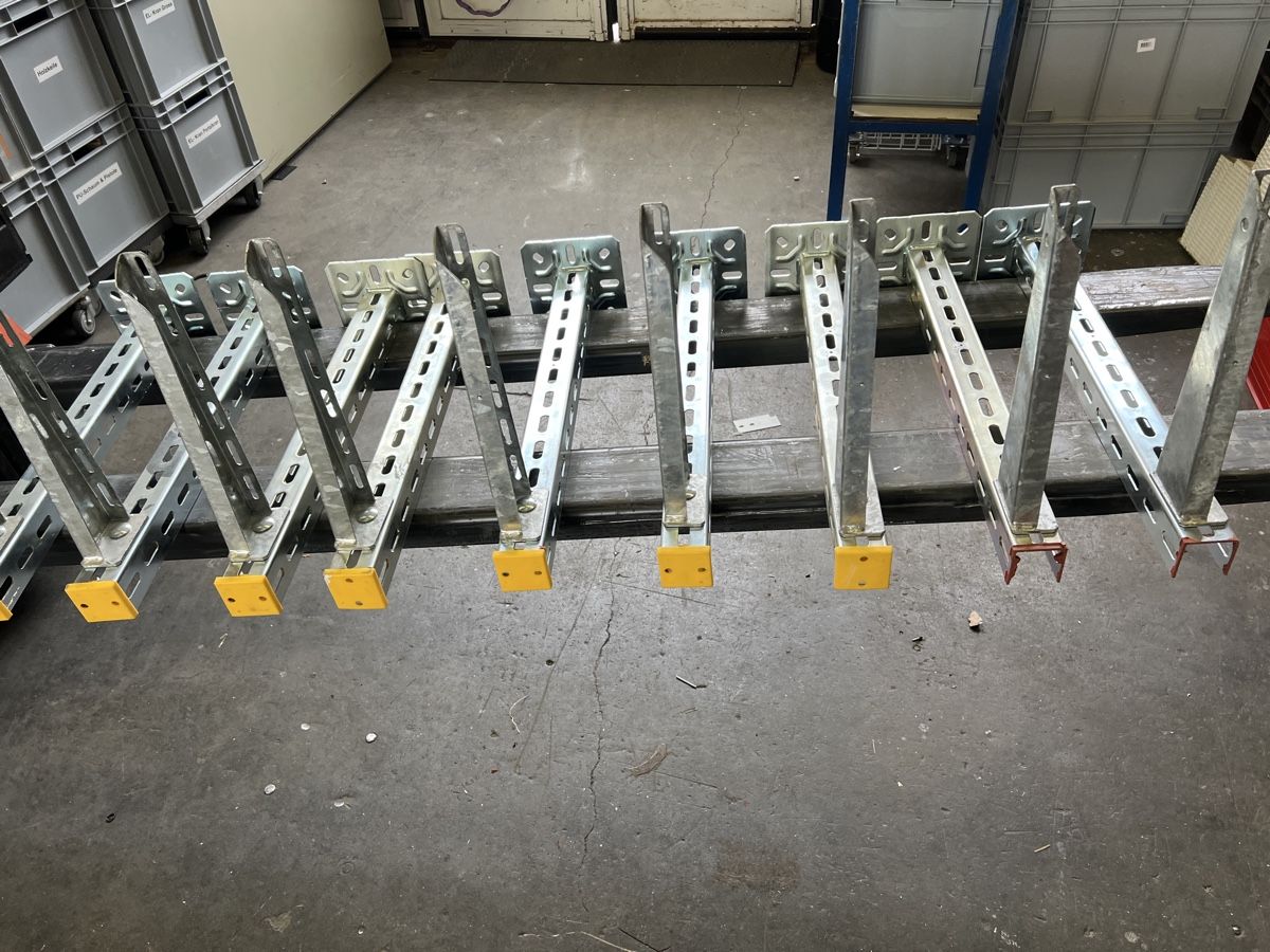 Tutti gli attrezzi: Verzinkte Konsohlen ,60cm, neuwertig,m – Usato da Mellingen venduto da Oelquelle 6