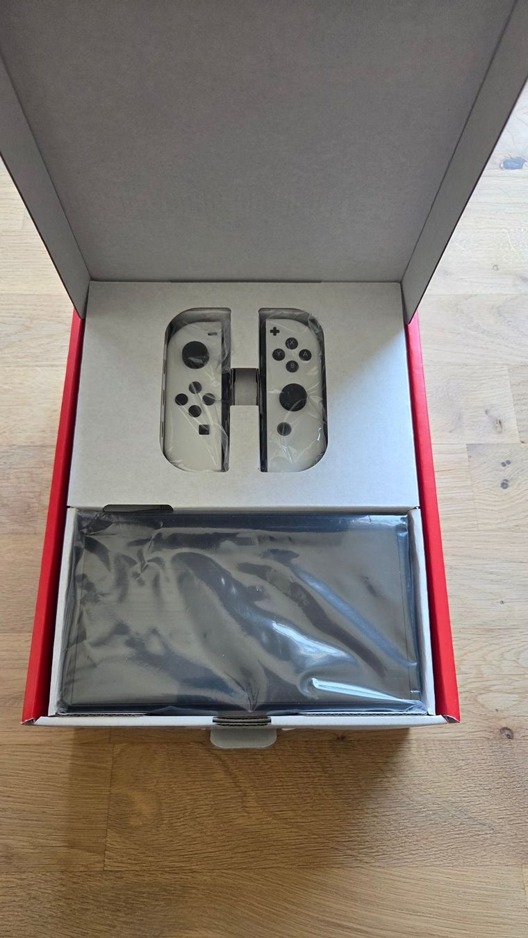 Nintendo Consoles: Nintendo Switch OLED mit Pro Controller & Hülle – D'occasion à Burgdorf par Min17 2