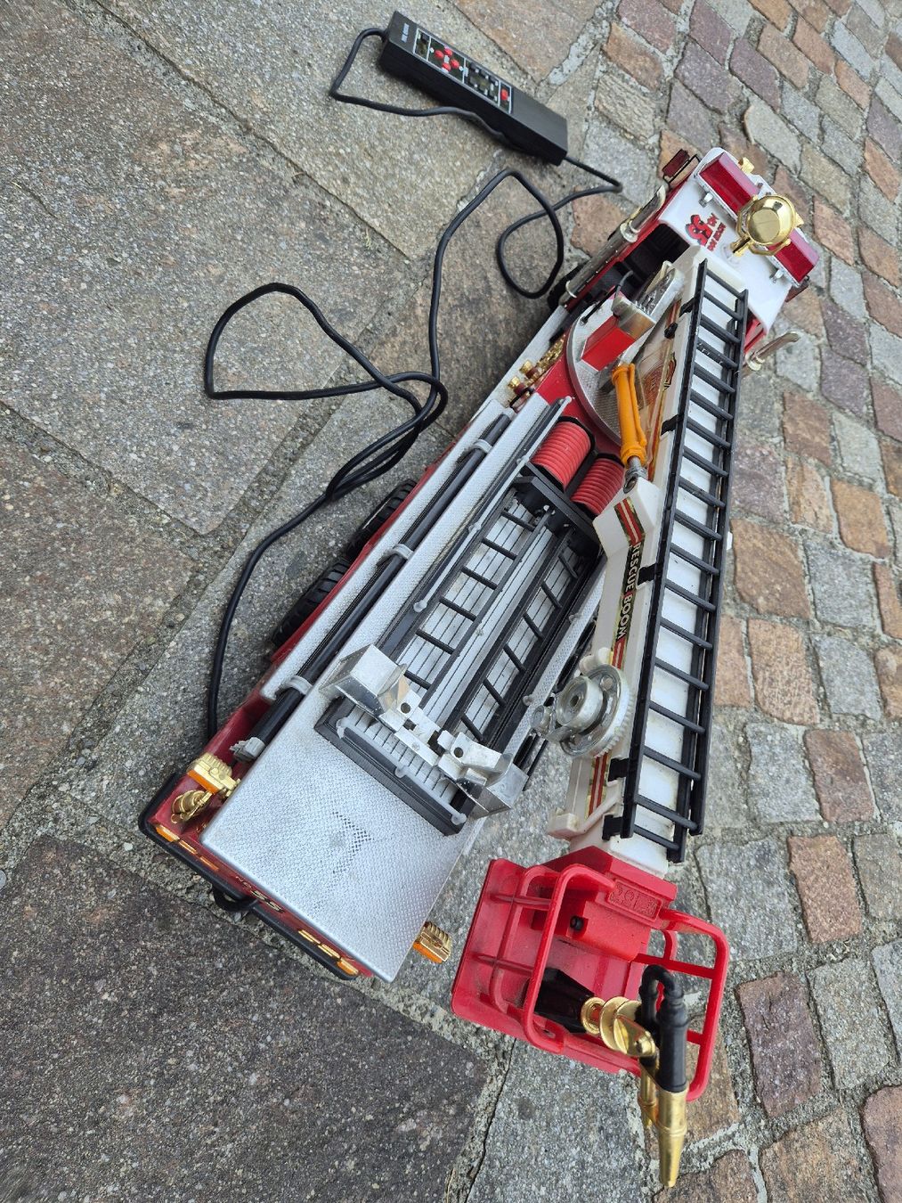Giocattoli: Amerikanisches Feuerwehrauto mit Leiter – Usato da Dällikon venduto da ueliforster 2