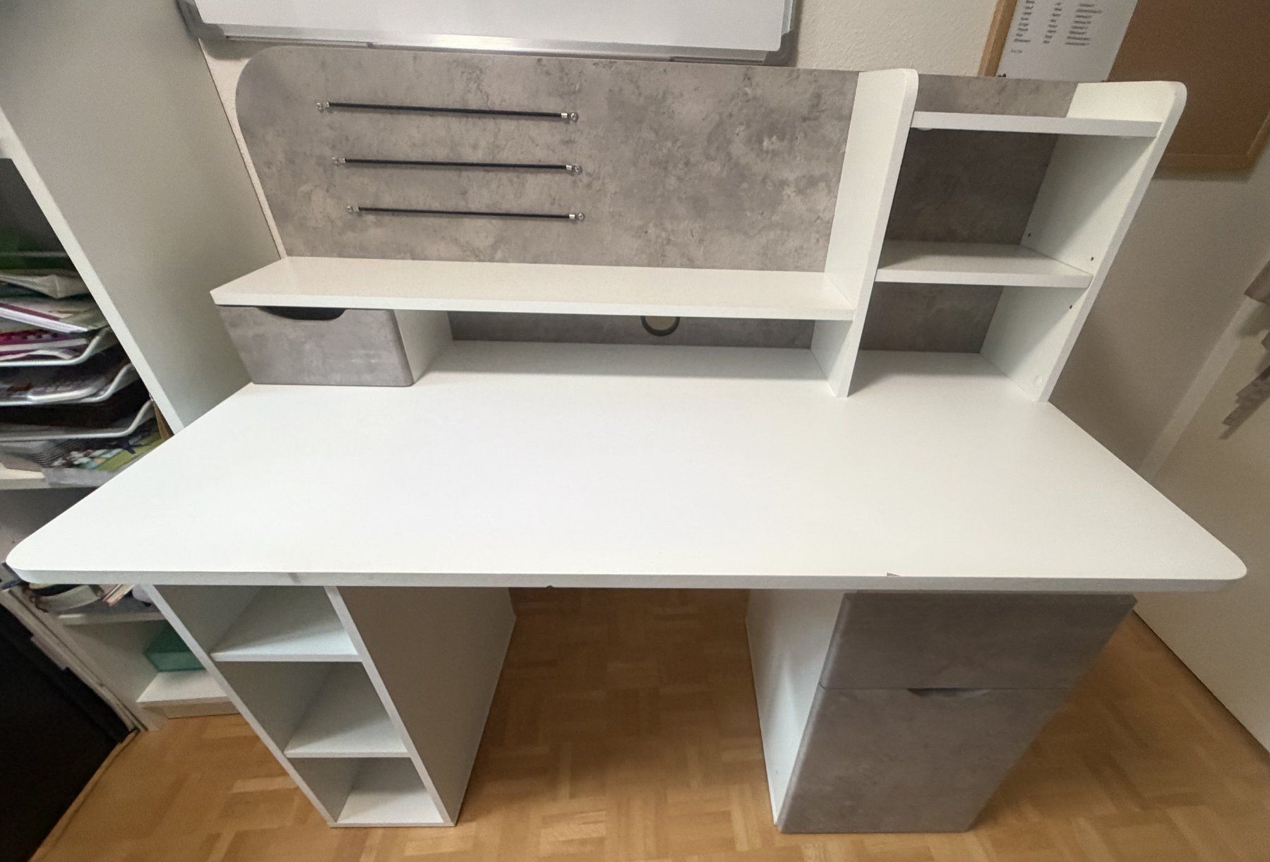 Conforama Schreibtische: Schreibtisch weiss/grau mit Stauraum – Gebraucht aus Ennetmoos von berg2011