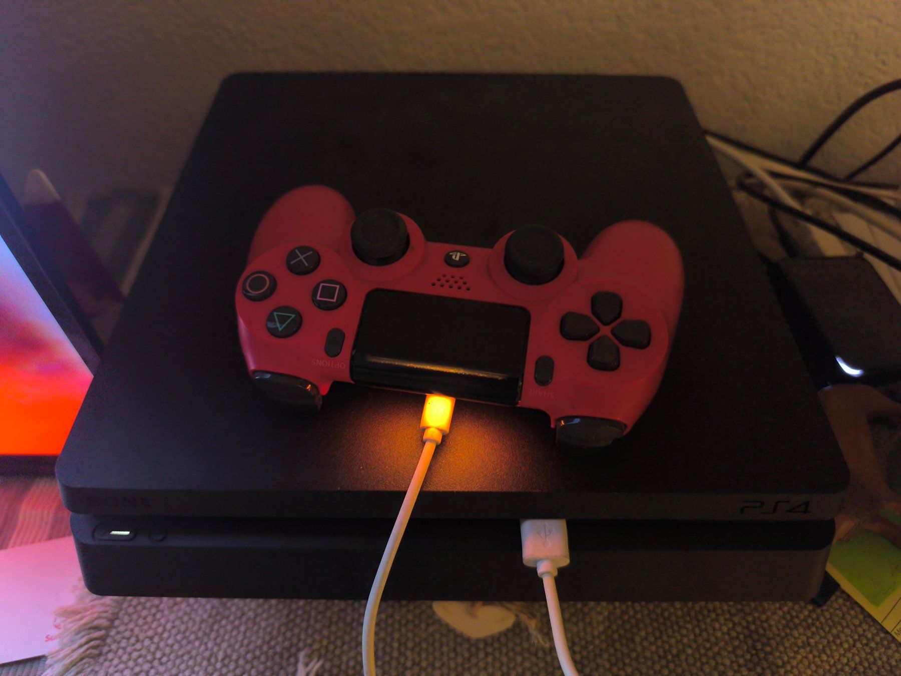 Sony Konsolen: PS4 Slim plus 1 Ladestation, 1 Controller – Gebraucht aus Zollikofen von Bagga1981