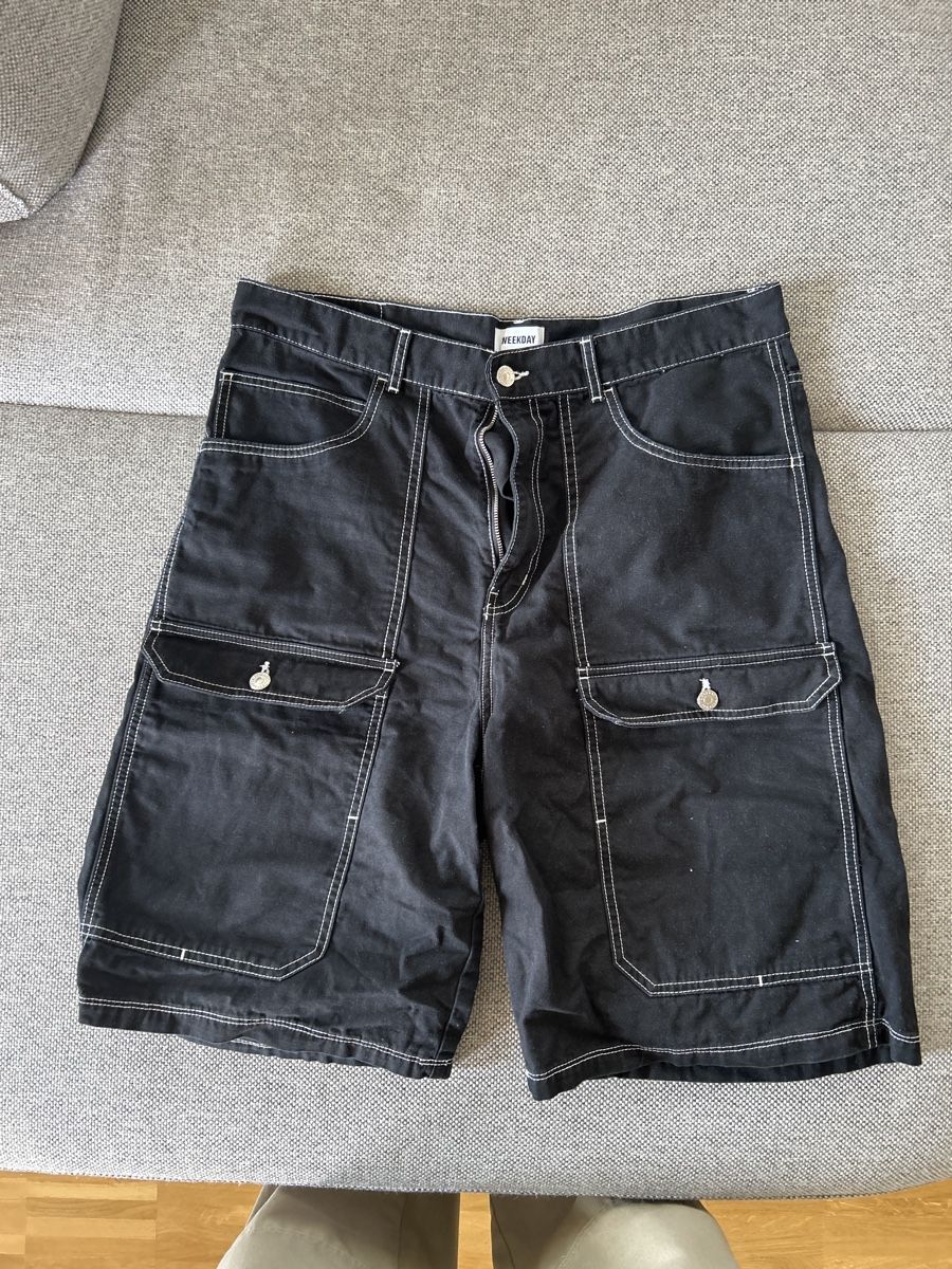 Weekday Pantaloni: Schwarze Weekday Cargo Shorts, Gr. 54 – Usato da Niederuzwil venduto da stoeljucki