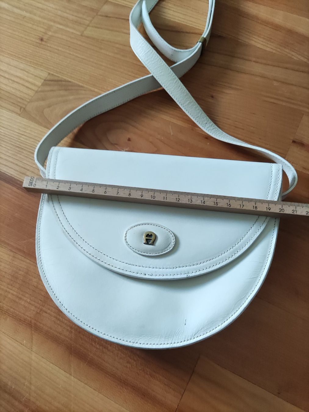 Aigner Taschen für Damen: AIGNER Umhängetasche Leder weiss – Gebraucht aus Solothurn von Csw1 3