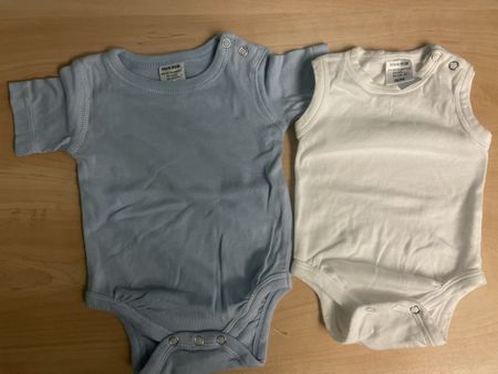 2 neue Migros Baby Bodys Gr. 50/56, Hellblau & Weiss, Sommer