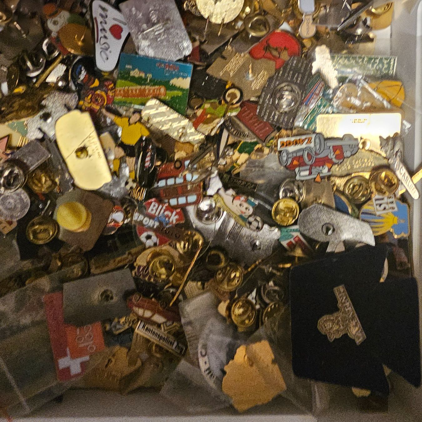 Placchette & Badge: 100 stück pin sammlung lot – Usato da wolfhalden venduto da 46464646 1