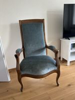 Antiker Stuhl mit hellblauem Bezug - ein Schmuckstück!