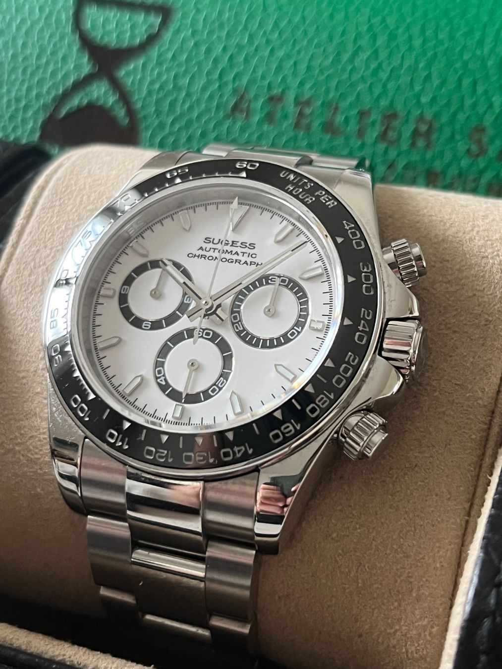 Uhren: Daytona Panda SUGESS Chronograph wie Ref. 126500LN/116500LN – Neu (gemäss Beschreibung) aus Zürich von Atelier-Sablier 1