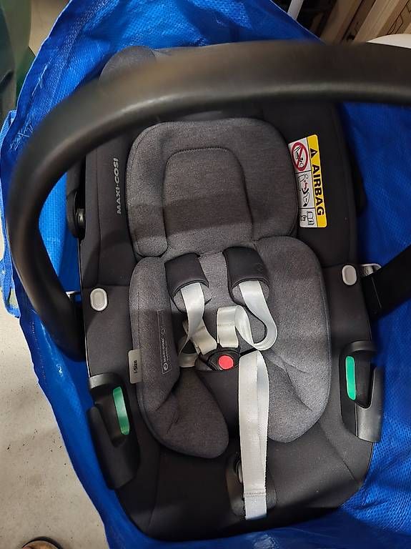 Sièges auto: Maxi Cosi iPebble 360 iSize, inklusive Adapter – D'occasion à Basel par pbu_jsm7
