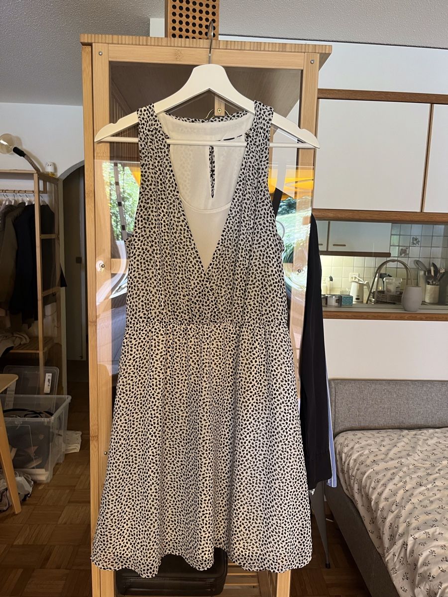 Kleider: Leichtes Sommerkleid mit Muster in Grösse S – Gebraucht aus Dübendorf von NissanCC 1