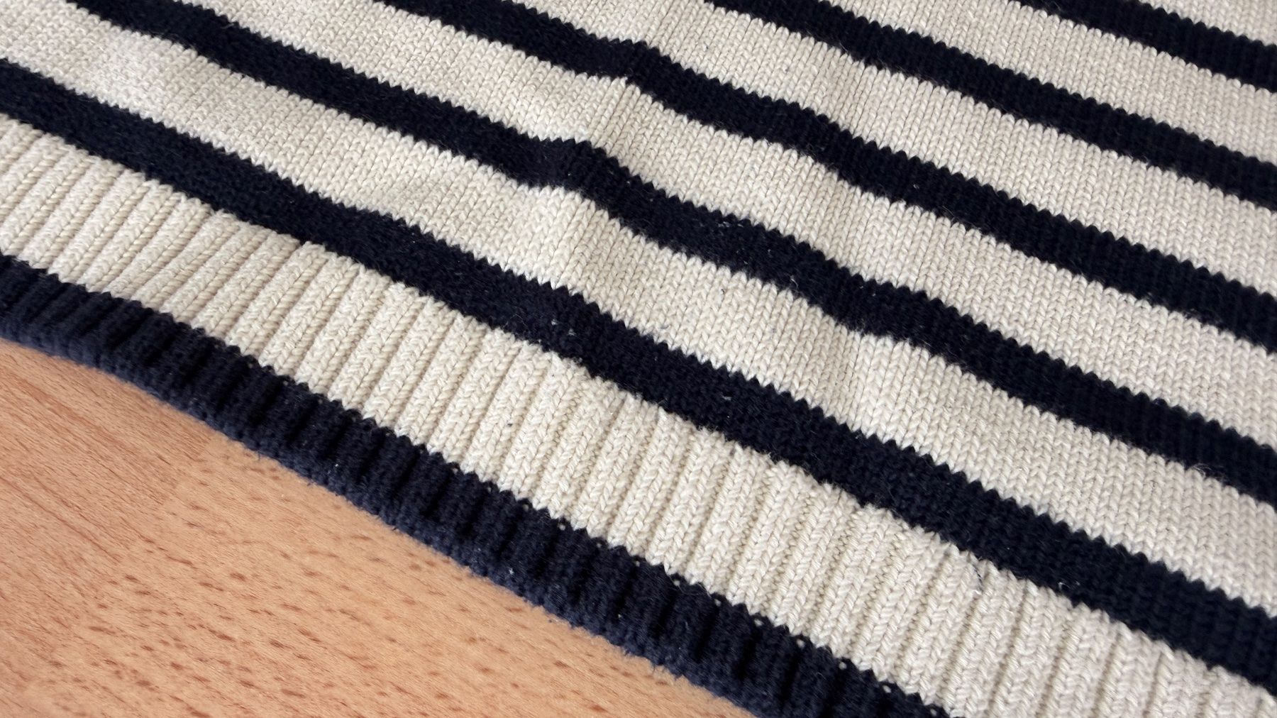 Arket Maglioni & Felpe: Pullover - ARKET Grösse M mit Streifen beige navy-schwarz – Usato da Winterthur venduto da Secondhand-Family 5
