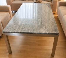 Eleganter Couchtisch mit Granitplatte – sehr guter Zustand