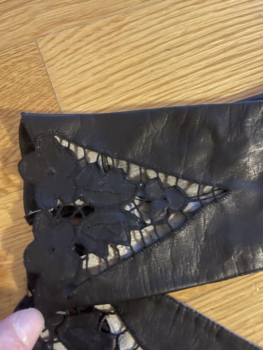 Guanti & manicotti: Handschuhe Schwarze Lederhandschuhe mit Lochmuster Gr. 7 – Usato da Rüschlikon venduto da leo_mwz2 1
