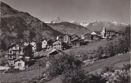 Dorfansicht Grächen (VS) mit Hochgebirge. 1962