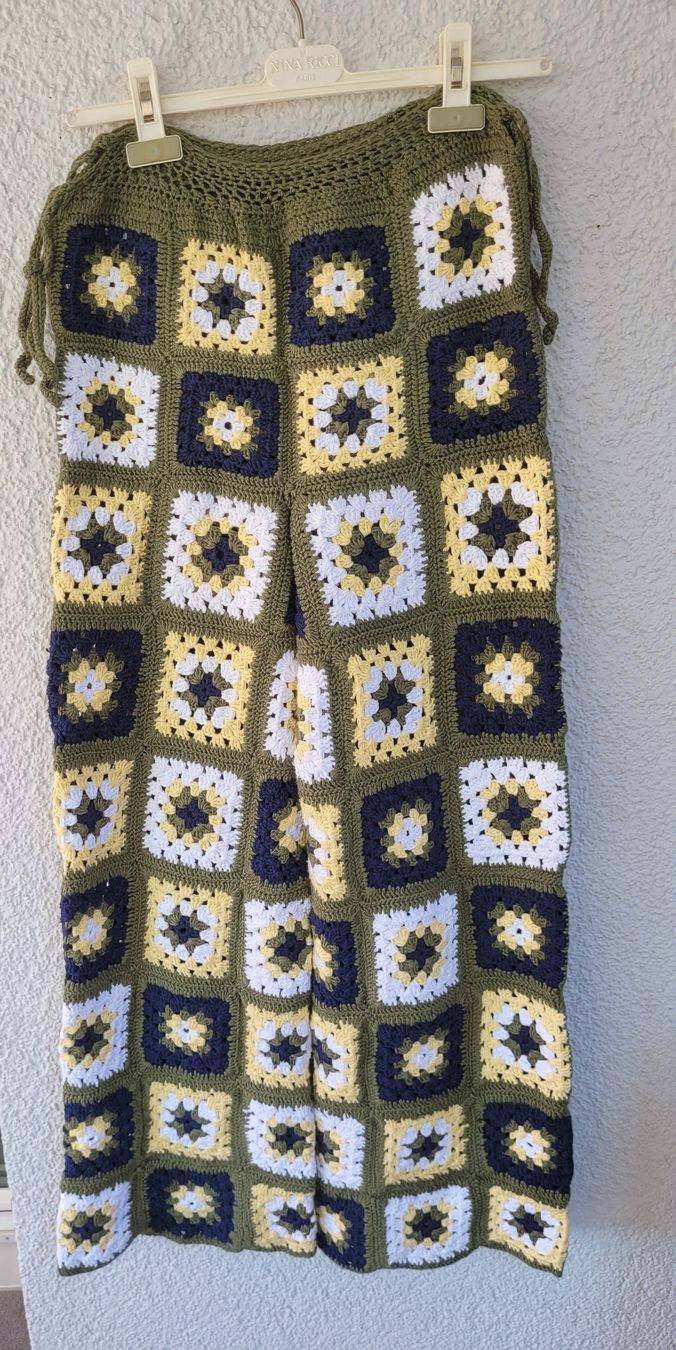 Hosen: Präzise Handarbeit Patchwork Schlaghose gehäkelt Boho Stil – Gebraucht aus Buttikon SZ von Renco 1