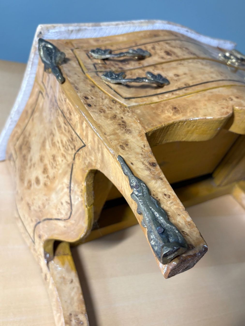 Cassettiere: Mini Kommode mit Marmorplatte u. Metallbeschlägen – Usato da Riehen venduto da twentymodern 6