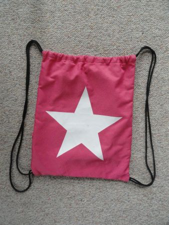 Turnbeutel pink mit weissem Stern und seitlicher Tasche