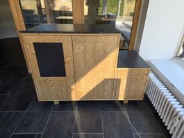 Schrank Holz mit schwarzer Platte zwei Türen guter Zustand