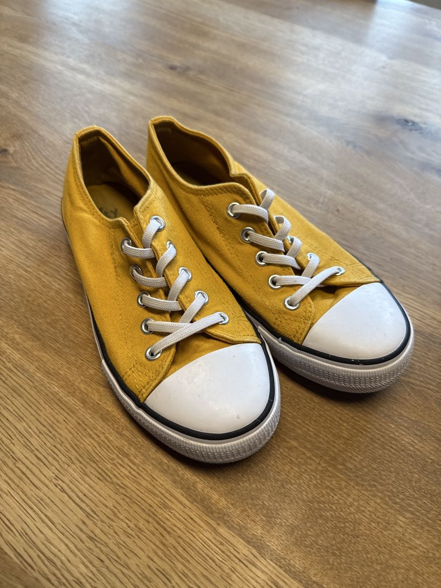 Scarpe da uomo: Sneaker gelb Gr. 34 – Usato da Rohr b. Olten venduto da -FaLu-
