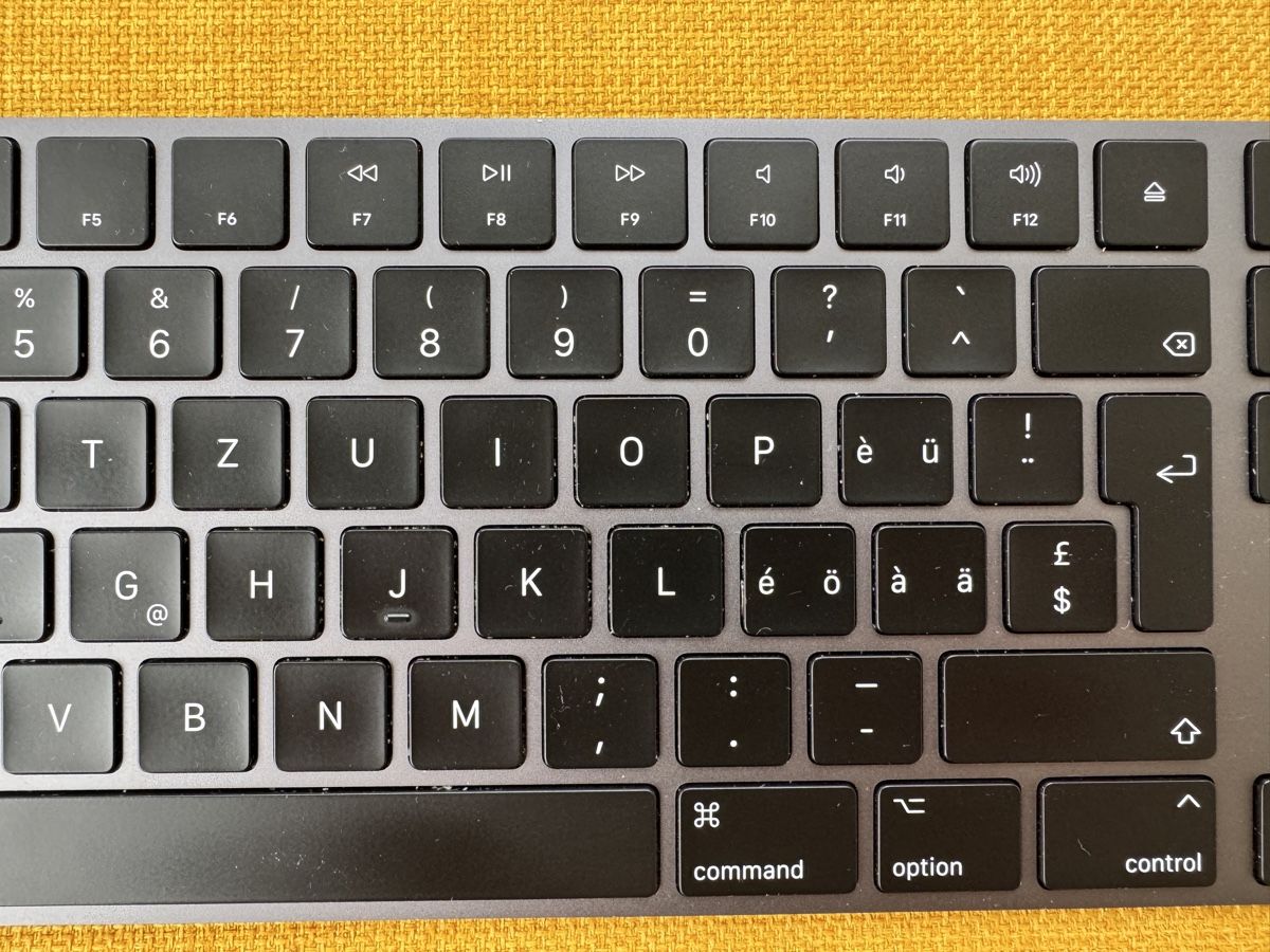 Apple Claviers: Apple Magic Keyboard mit Ziffernblock CH-Layout Space Grau – D'occasion à Bern par  2