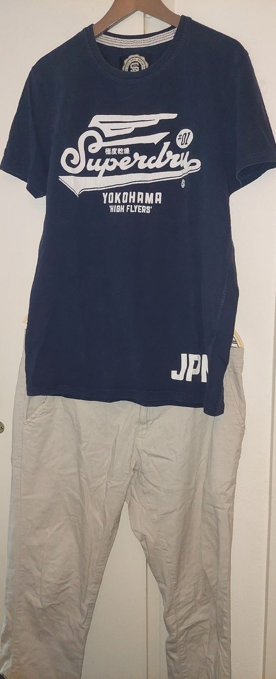Superdry Lotti di vestiti: SUPERDRY TSHIRT L SET plus Pantalon 52 offert L – Usato da Orpund venduto da Biennerome