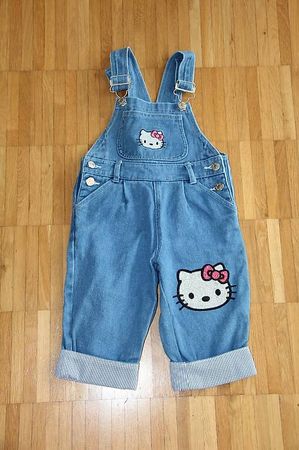 Jeans-Latzhose (Hello Kitty-Motiv) in der Gr. 4 (ca. 98-104)