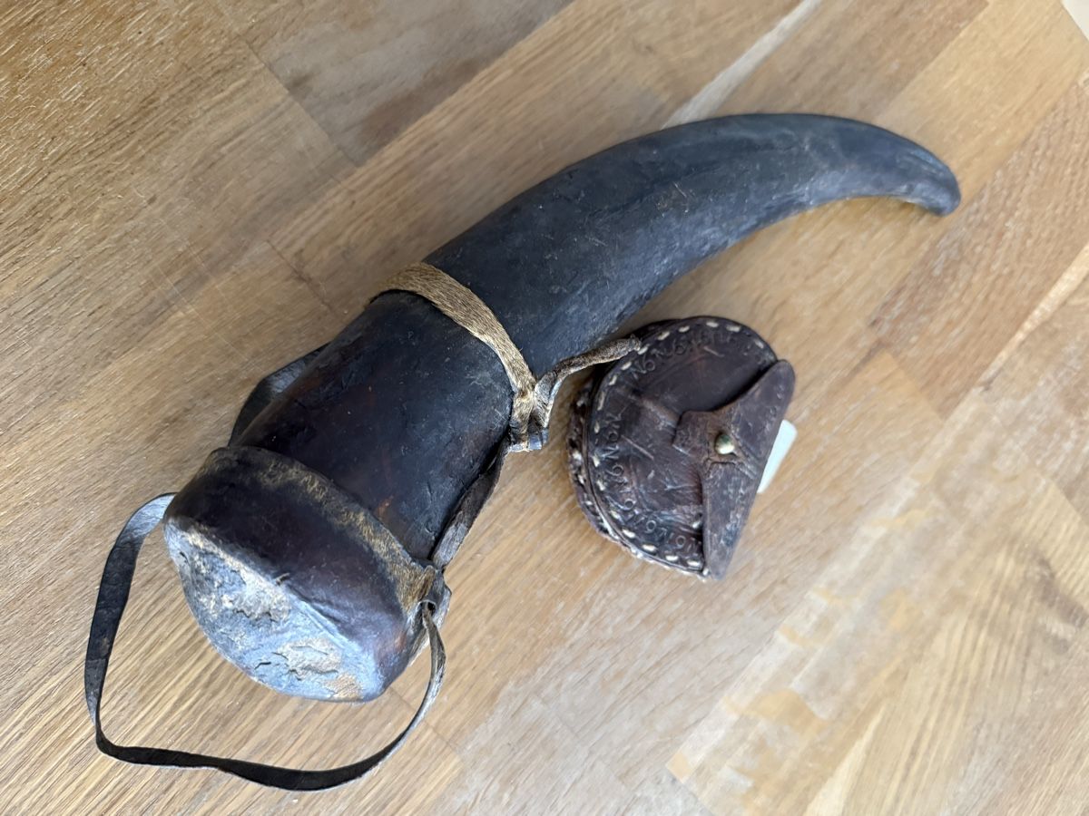 Bottiglie: Antikes mit Feuersteinen Pulverhorn – Usato da Goldach venduto da Messerguru 3